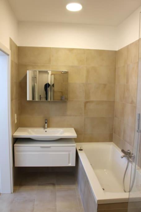 Paraderma Apartment Im Zentrum Baden Bei Wien Esterno foto